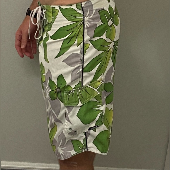 Floral Billabong Boardshorts - White & Green - Size 33 Medium Men’s Swimsuit - Picture 15 of 15
